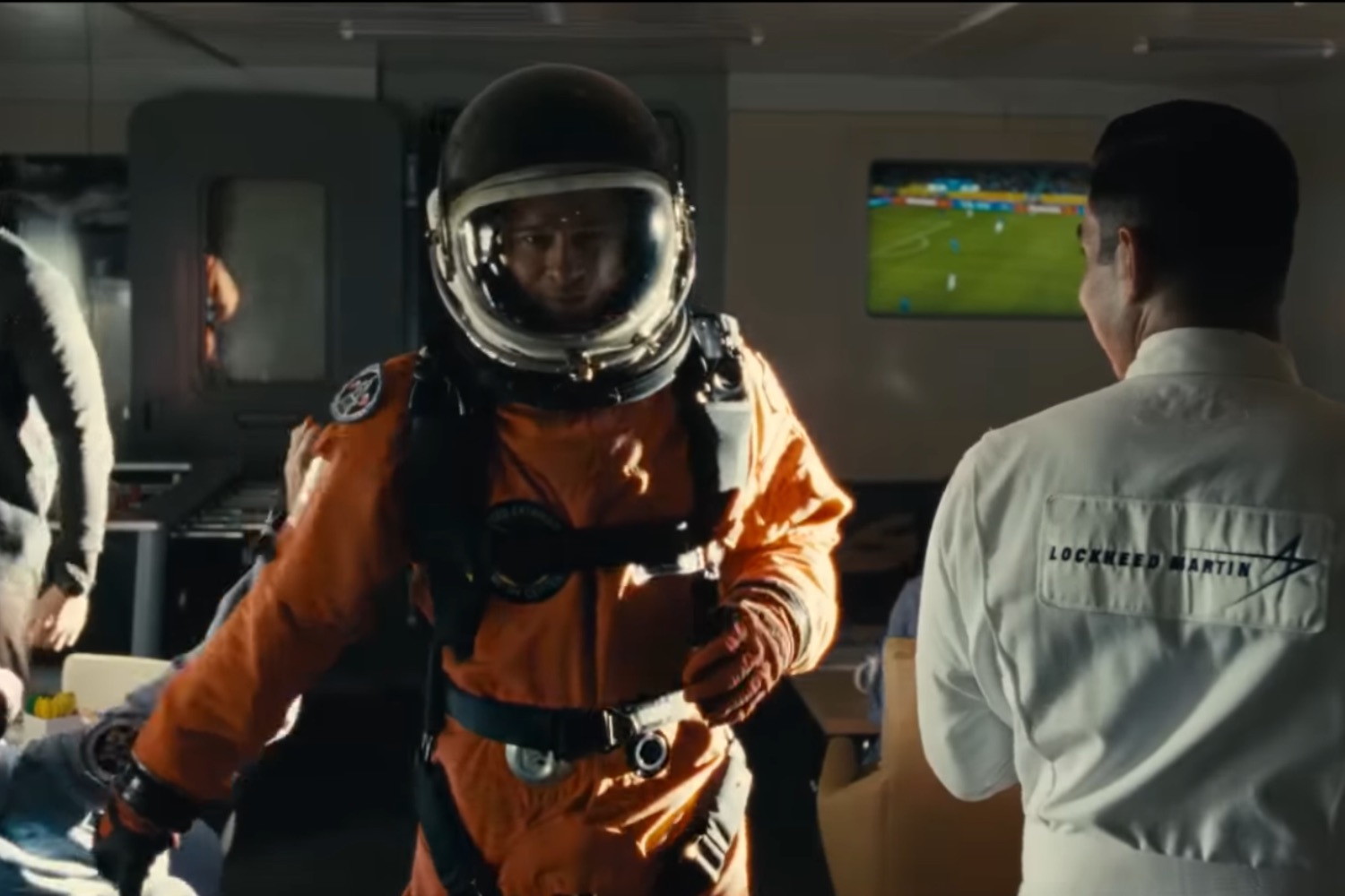 O épico espacial com Brad Pitt que tropeçou nos cinemas e merece ser redescoberto