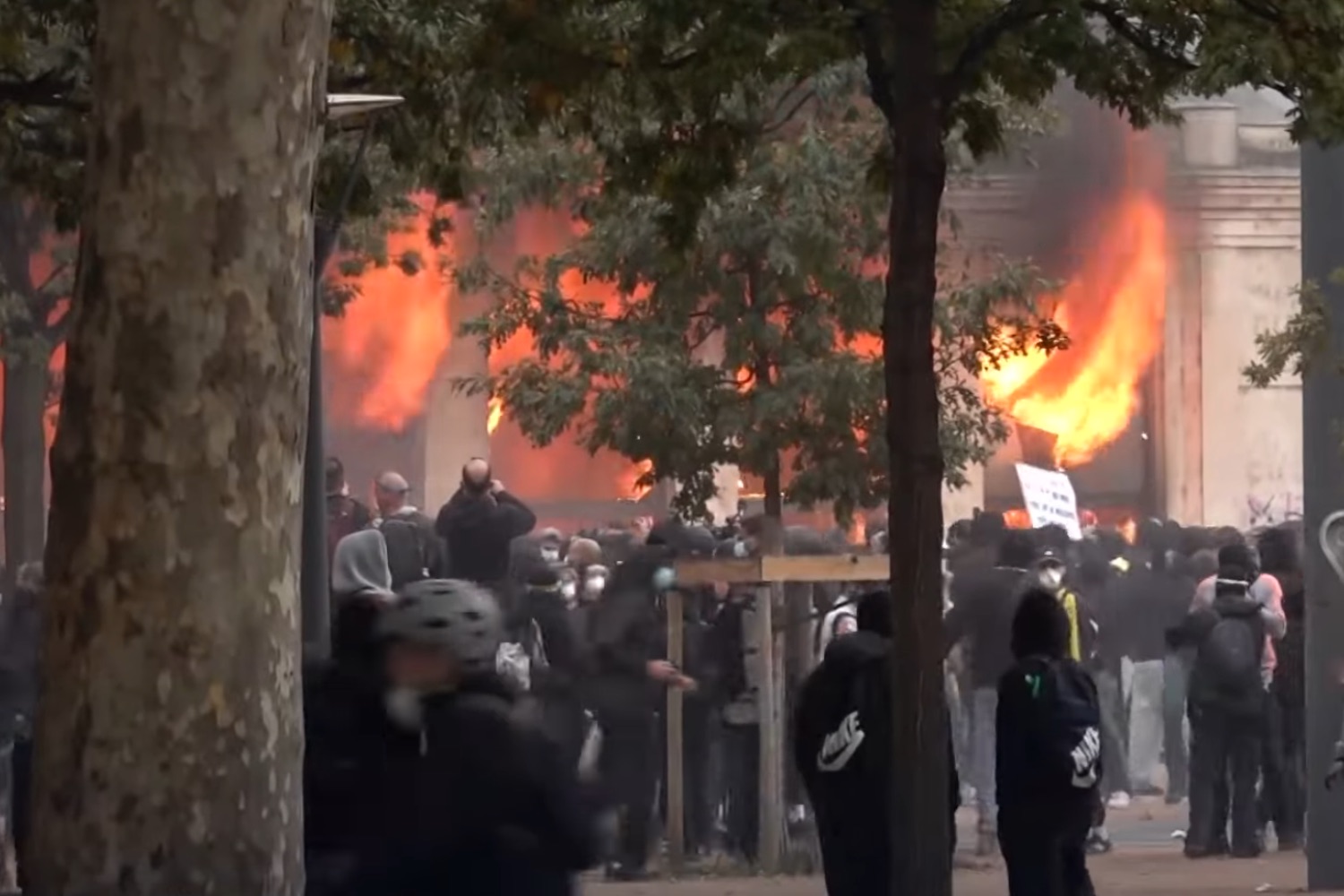 França enfrenta onda de protestos com incêndios, saques e confrontos: o que está acontecendo no país?