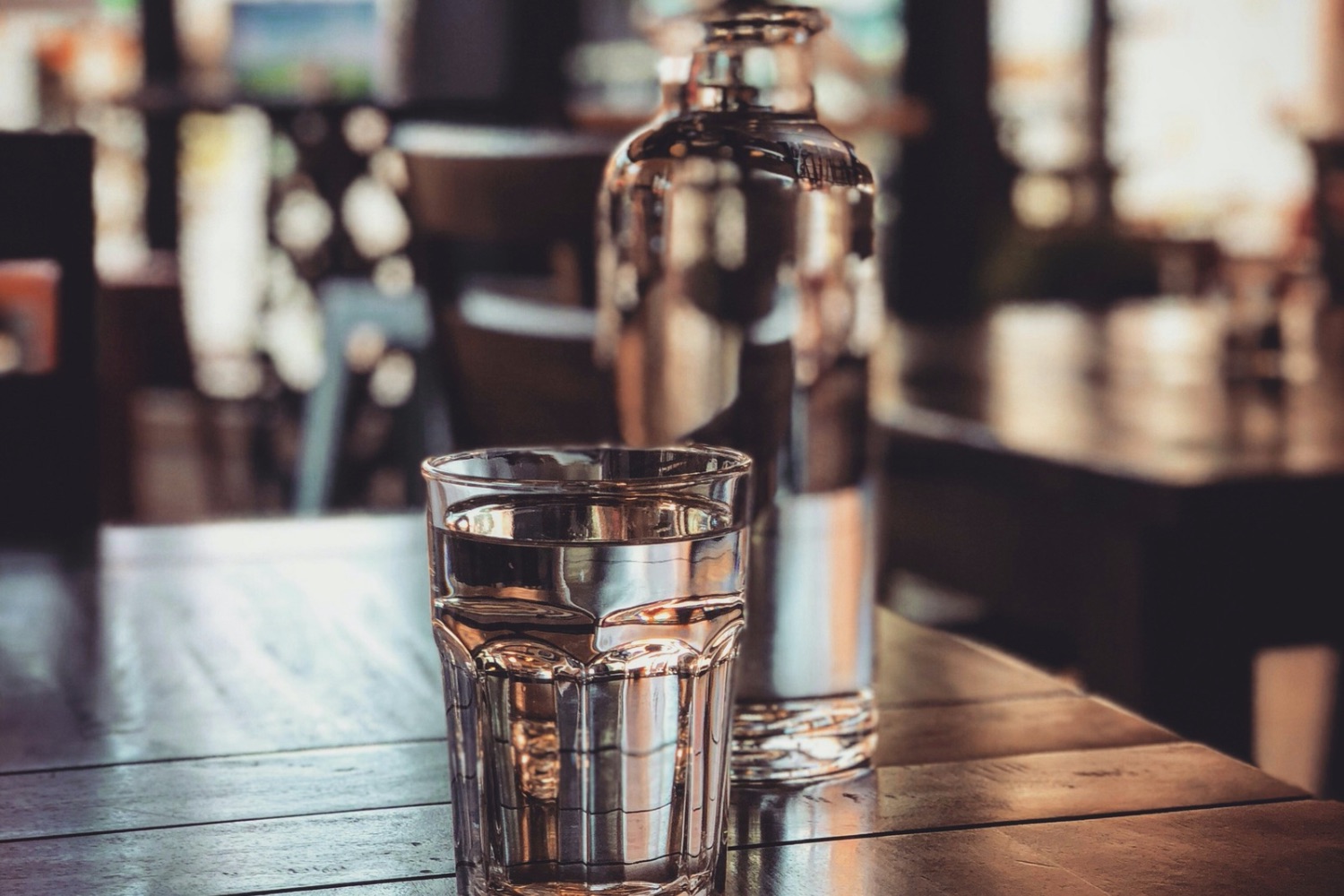 Beber pouca água pode aumentar a pressão arterial? Estudo revela uma relação surpreendente