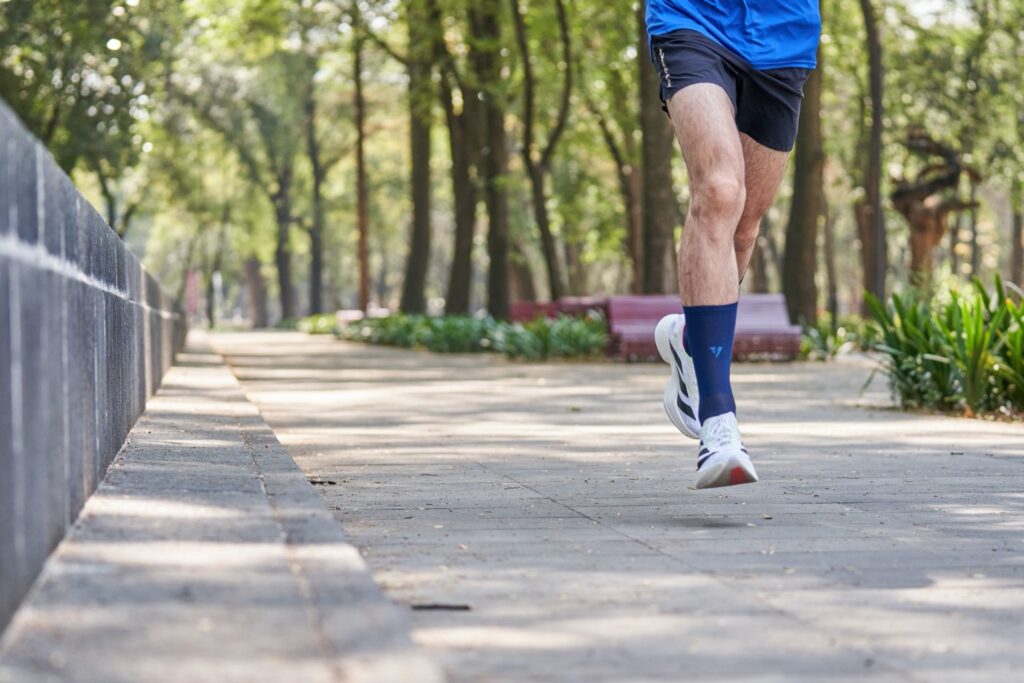 Correr desgasta os joelhos? Ciência revela uma resposta surpreendente sobre a saúde das articulações