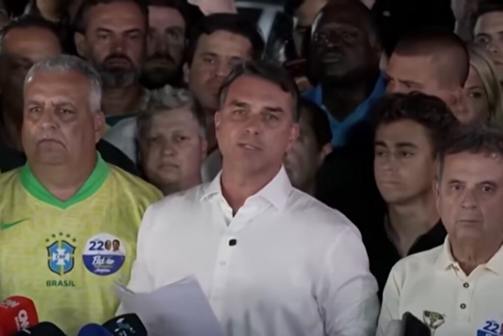 Flávio Bolsonaro chega aos Estados Unidos após derrota para Lula e descumprimento de ordem do STF