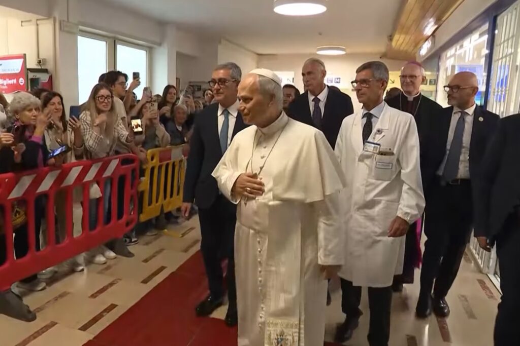 Leão XIV recebe alta hospitalar e Vaticano confirma primeira aparição pública