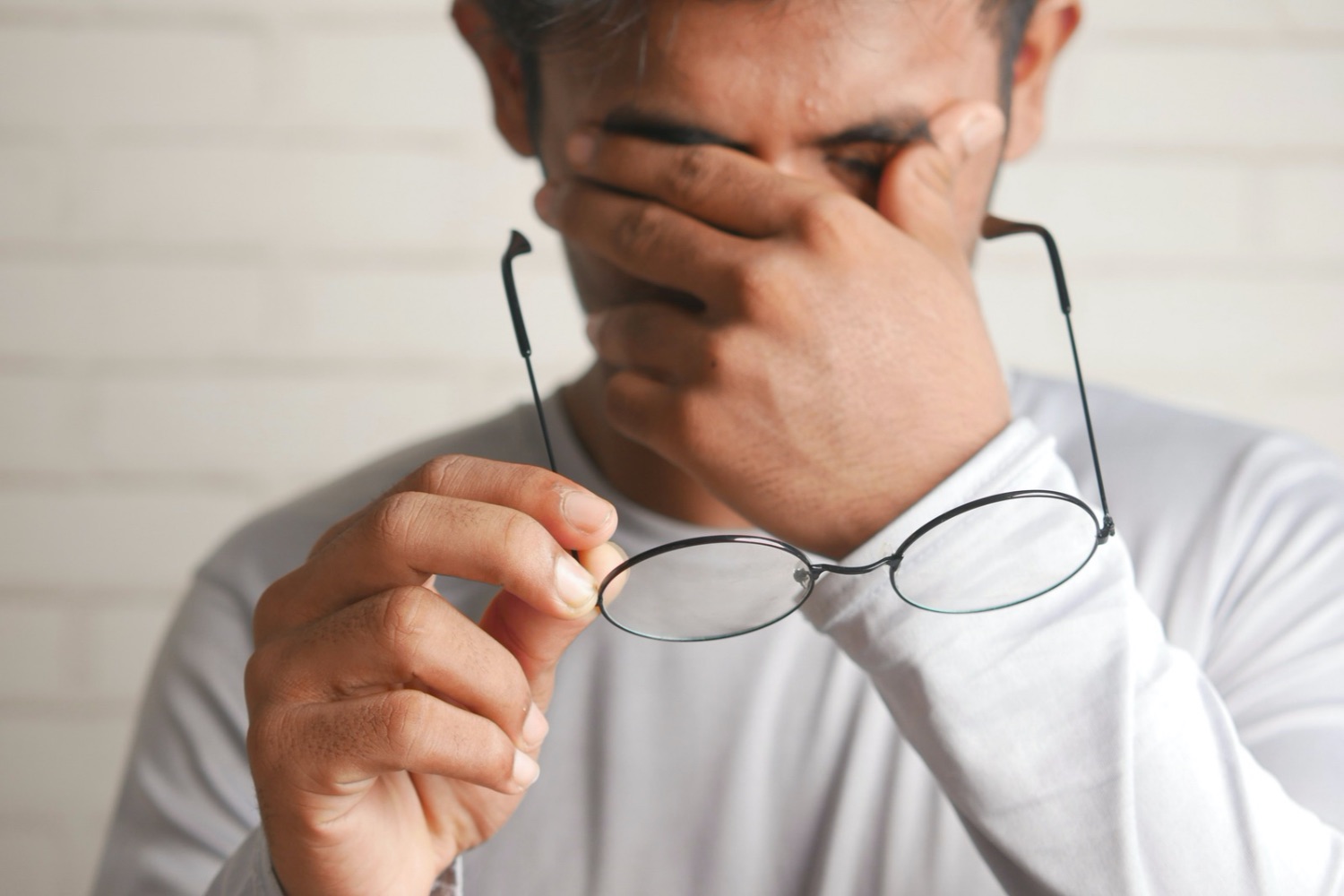 Passa mais de 4 horas por dia no celular? Veja como proteger seus olhos e evitar problemas de visão