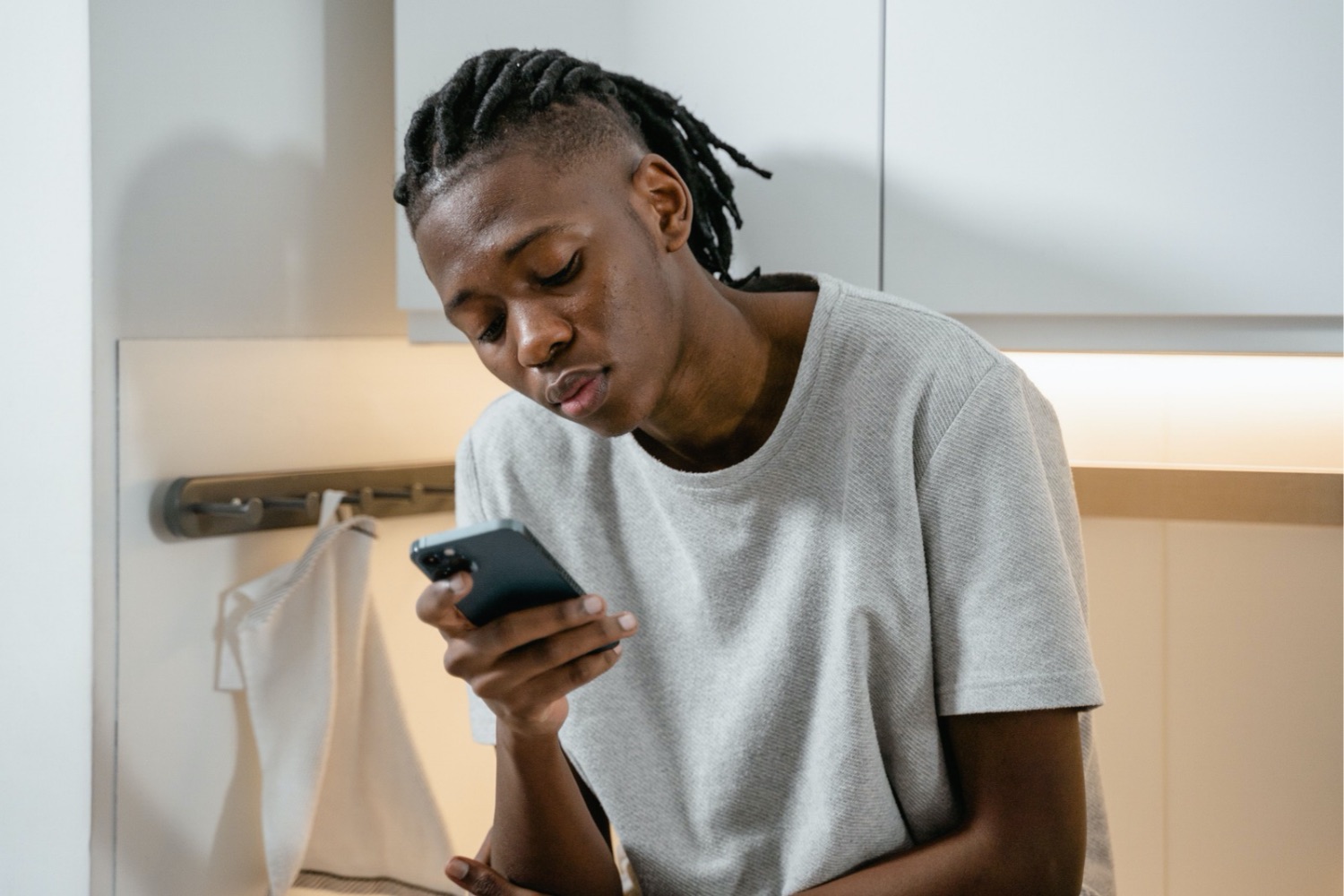 Conversar com uma IA pode aliviar a solidão, mas existe um efeito que preocupa os especialistas