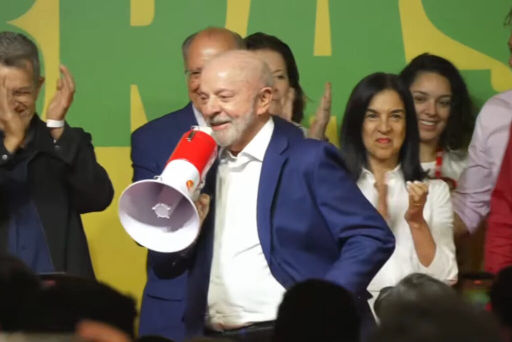 Lula admite “resultado inesperado” e parte para o ataque antes do segundo turno
