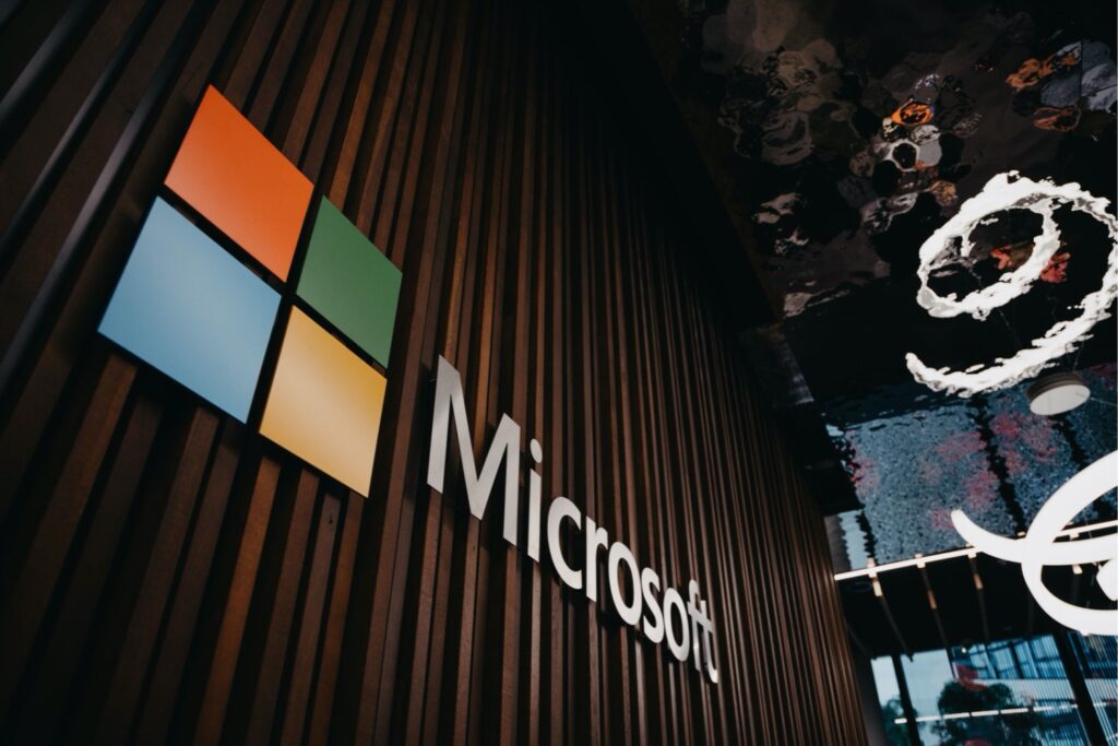 Microsoft oferece demissão voluntária a 60 mil funcionários enquanto investe bilhões em inteligência artificial