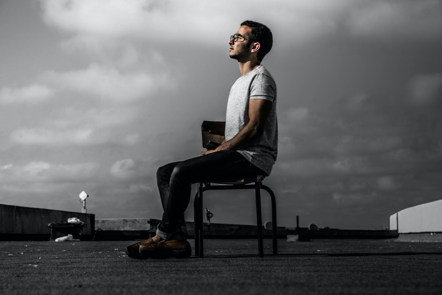 Fisioterapeuta afirma que a má postura é um mito e explica o que realmente causa dor nas costas