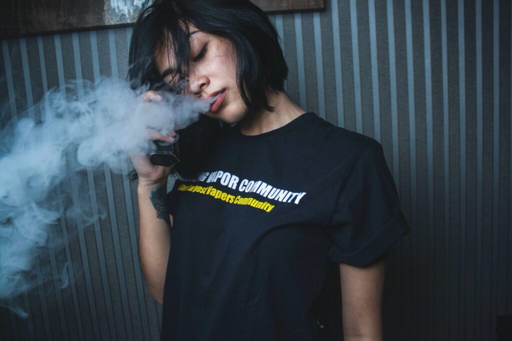 Quase metade dos jovens que usam vape diariamente consome altas doses de nicotina, revela estudo