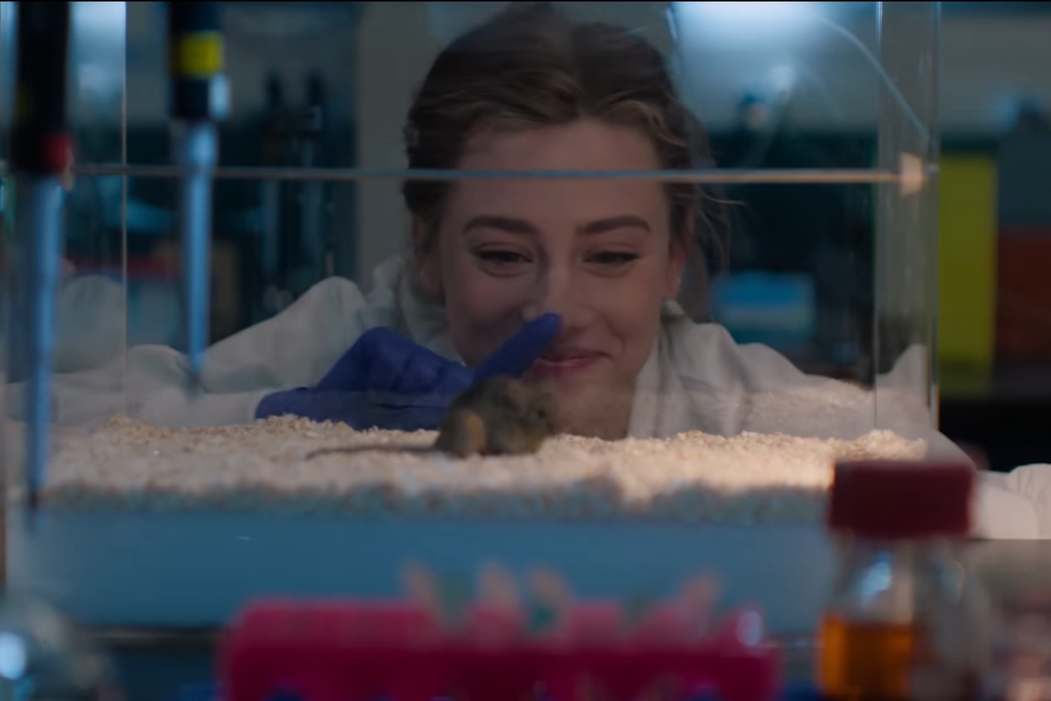 Parece apenas uma comédia romântica, mas este filme expõe um problema incômodo escondido nos laboratórios