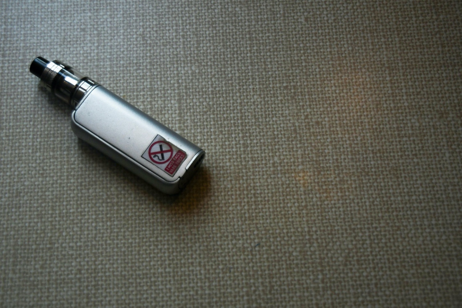 Quase metade dos jovens que usam vape diariamente consome altas doses de nicotina, revela estudo