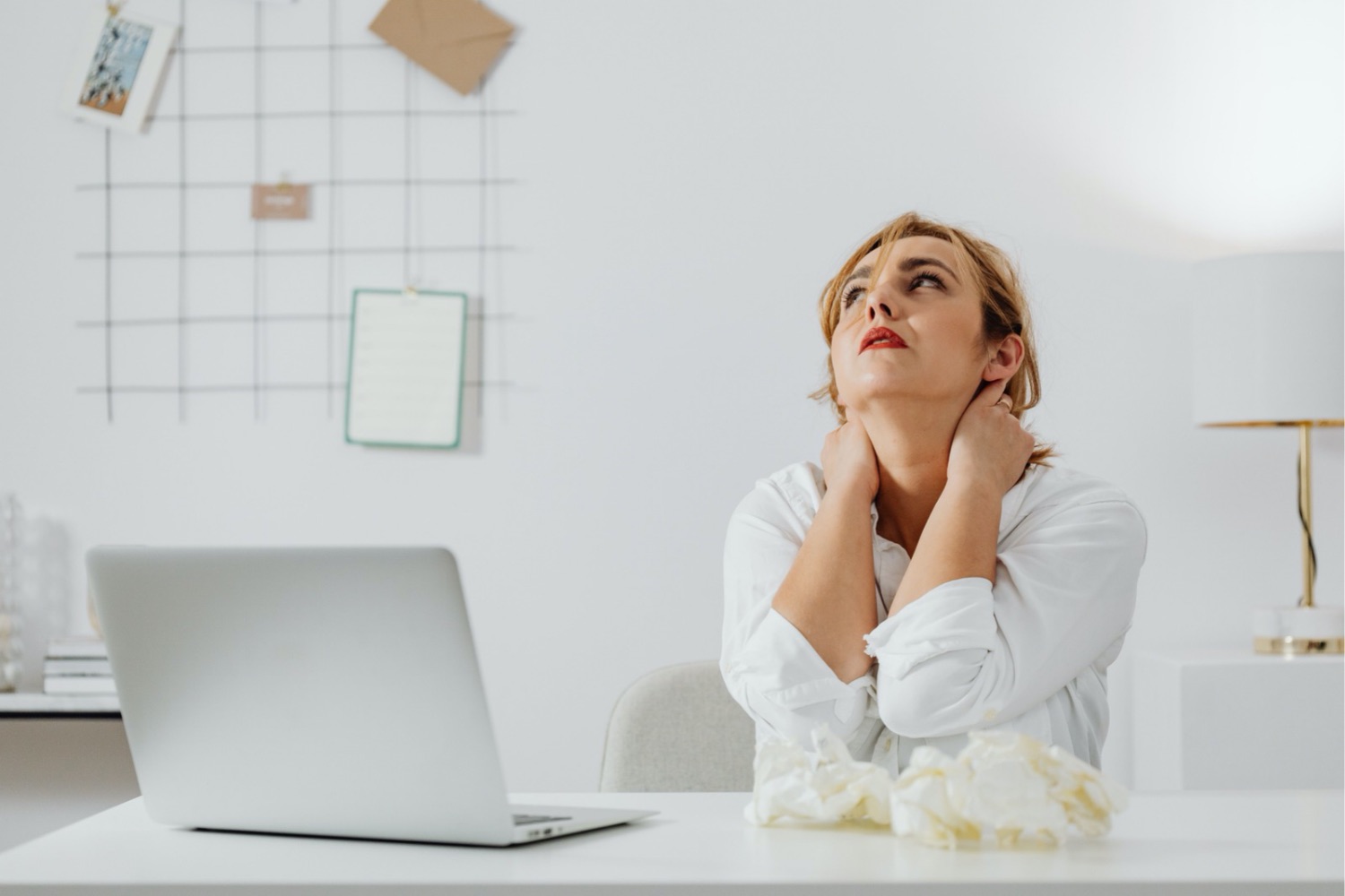 Passa o dia sentado? Este exercício simples pode aliviar a rigidez nas costas