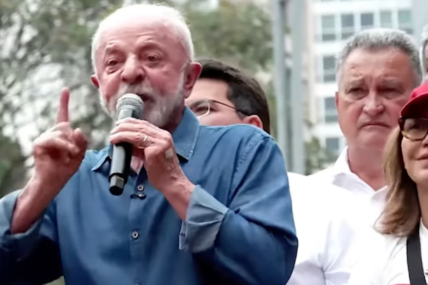 Lula leva multidão à Avenida Paulista e intensifica disputa com Flávio Bolsonaro pelo segundo turno
