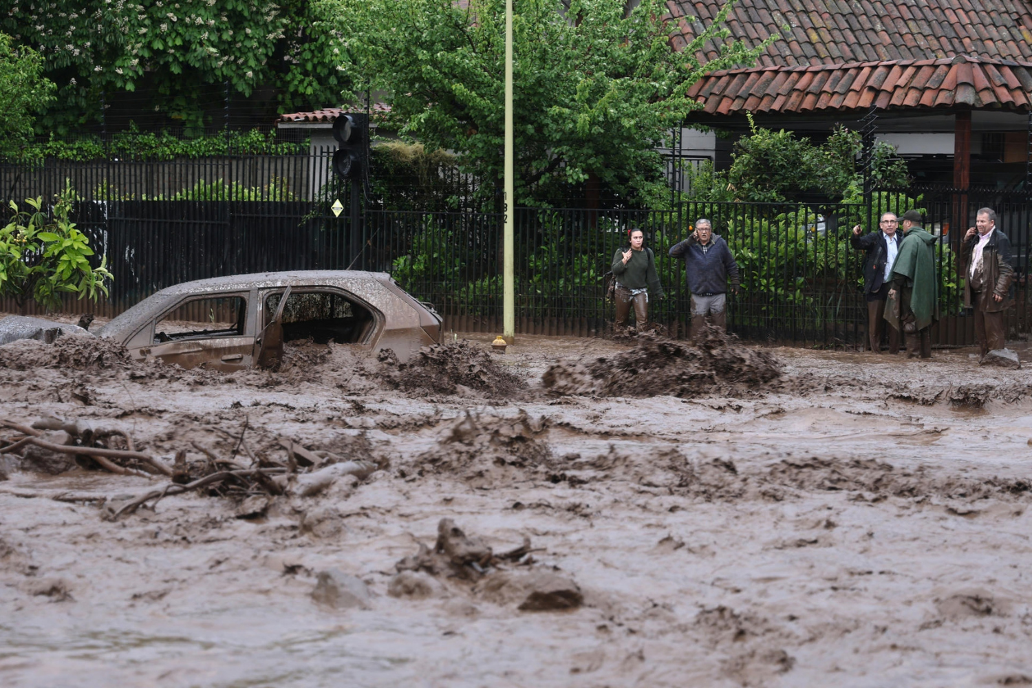 Por Que Uma Corrente De Lama Arrastou Carros Em Santiago Chuva, IncêndiOS E Drenagem Sob Pressão