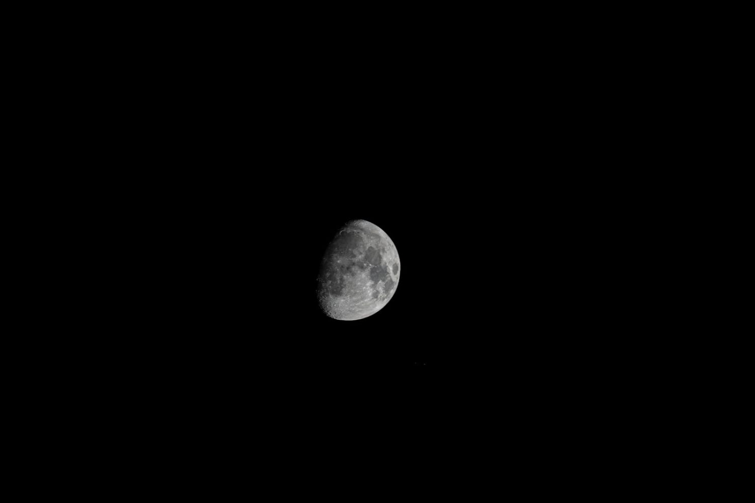 Lua e Saturno terão encontro especial no céu neste sábado: veja como observar o fenômeno
