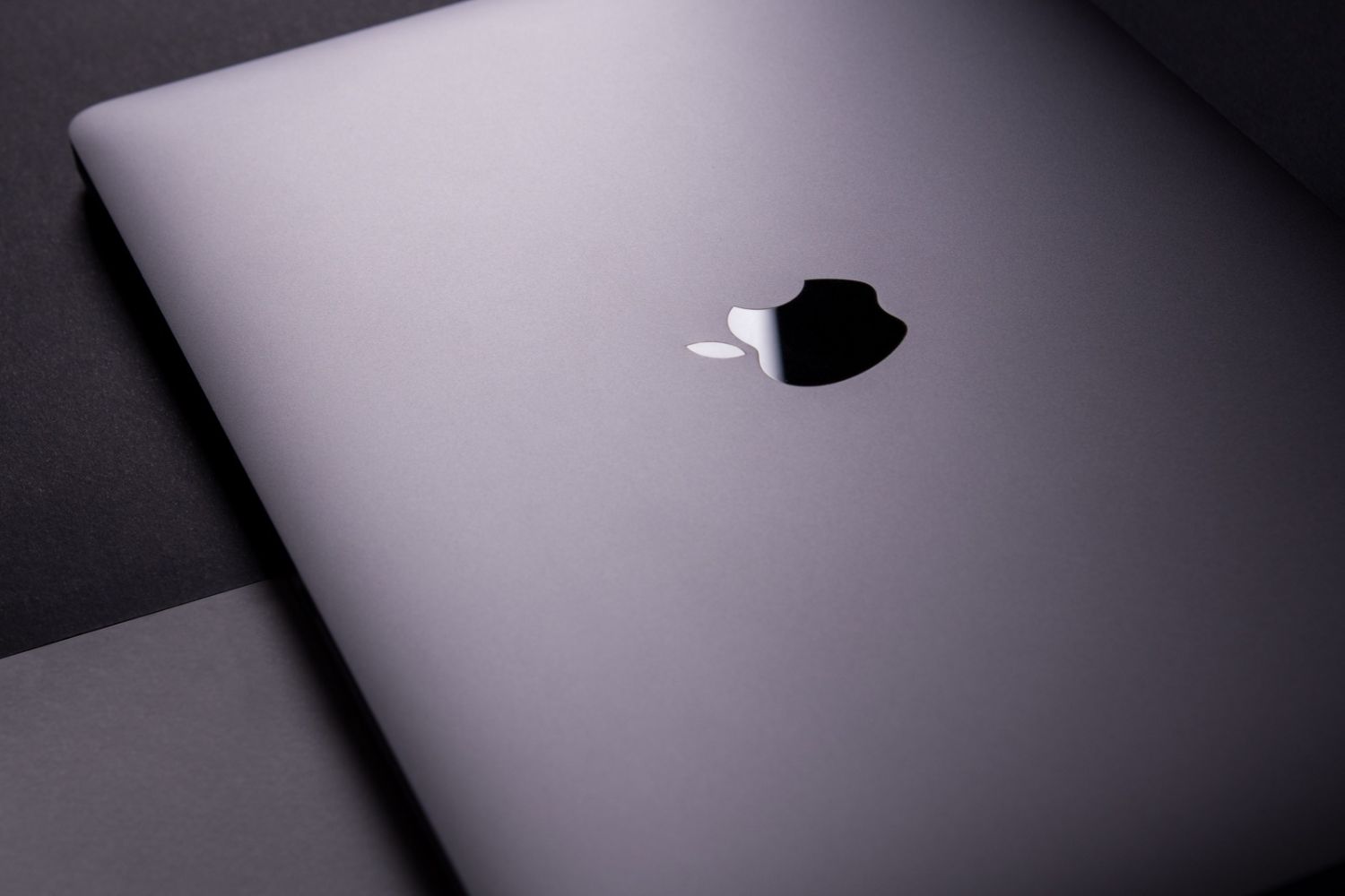 Apple lança novos Macs com inteligência artificial e desempenho até 18 vezes maior