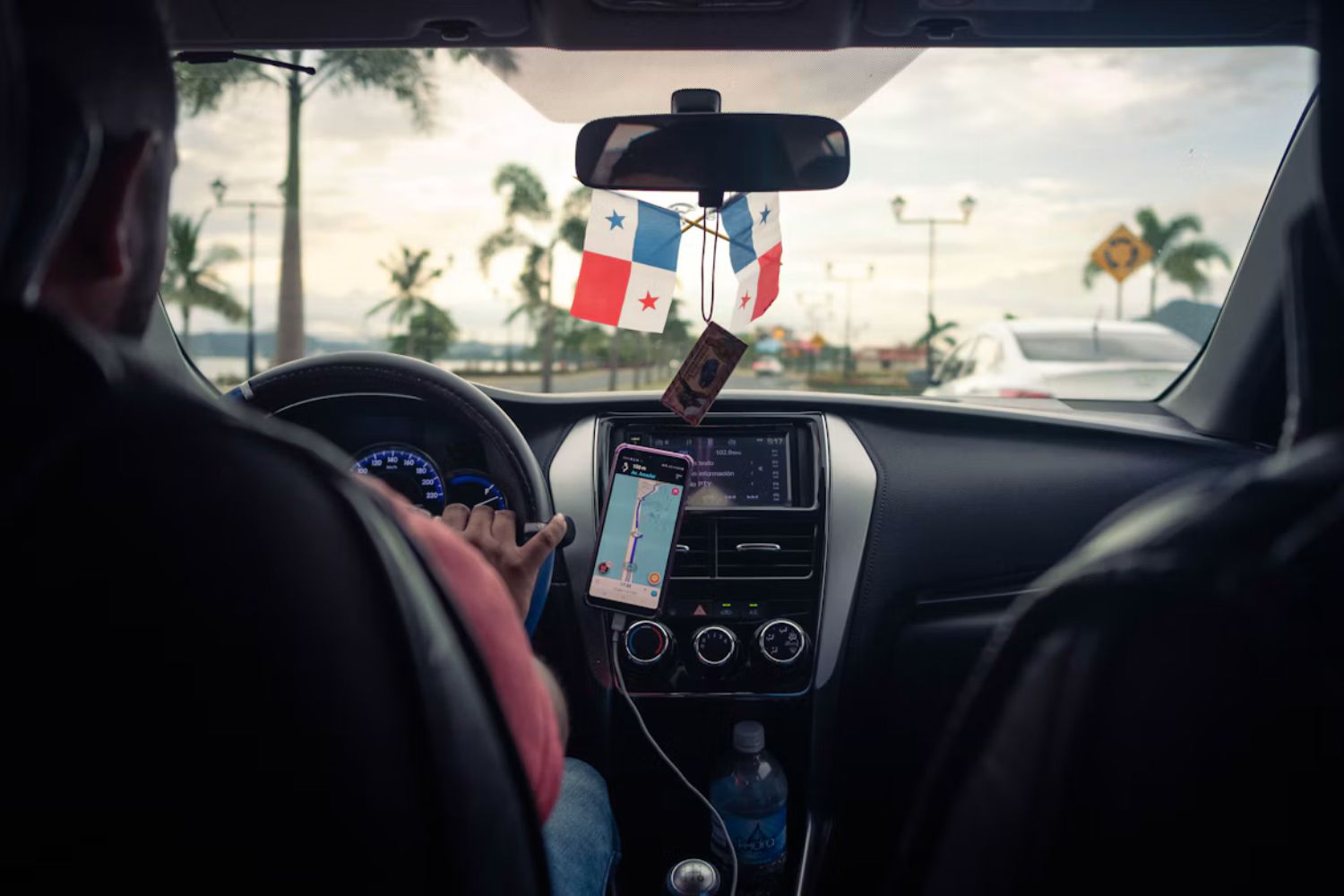 O paradoxo do emprego no Brasil: desemprego cai, mas milhões dependem da Uber para sobreviver