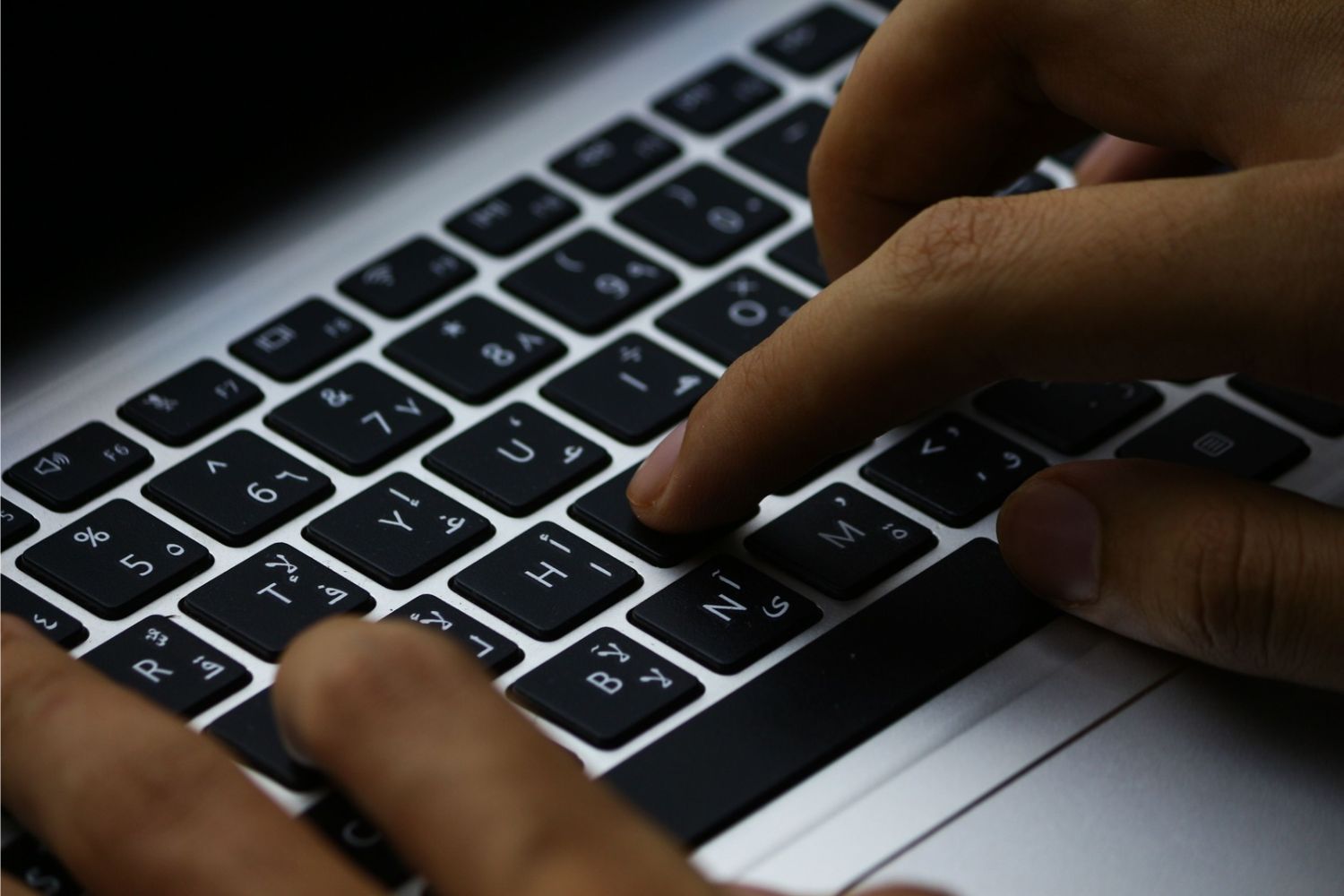 Escrever à mão ou digitar? A ciência revela qual hábito pode melhorar sua memória