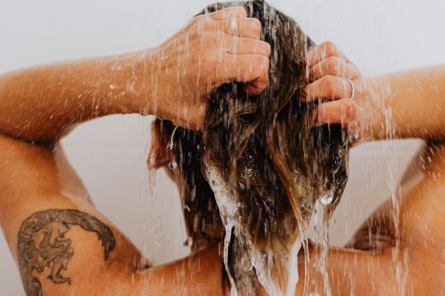 Lavar o cabelo com água quente faz mal? Ciência revela por que você deveria mudar esse hábito