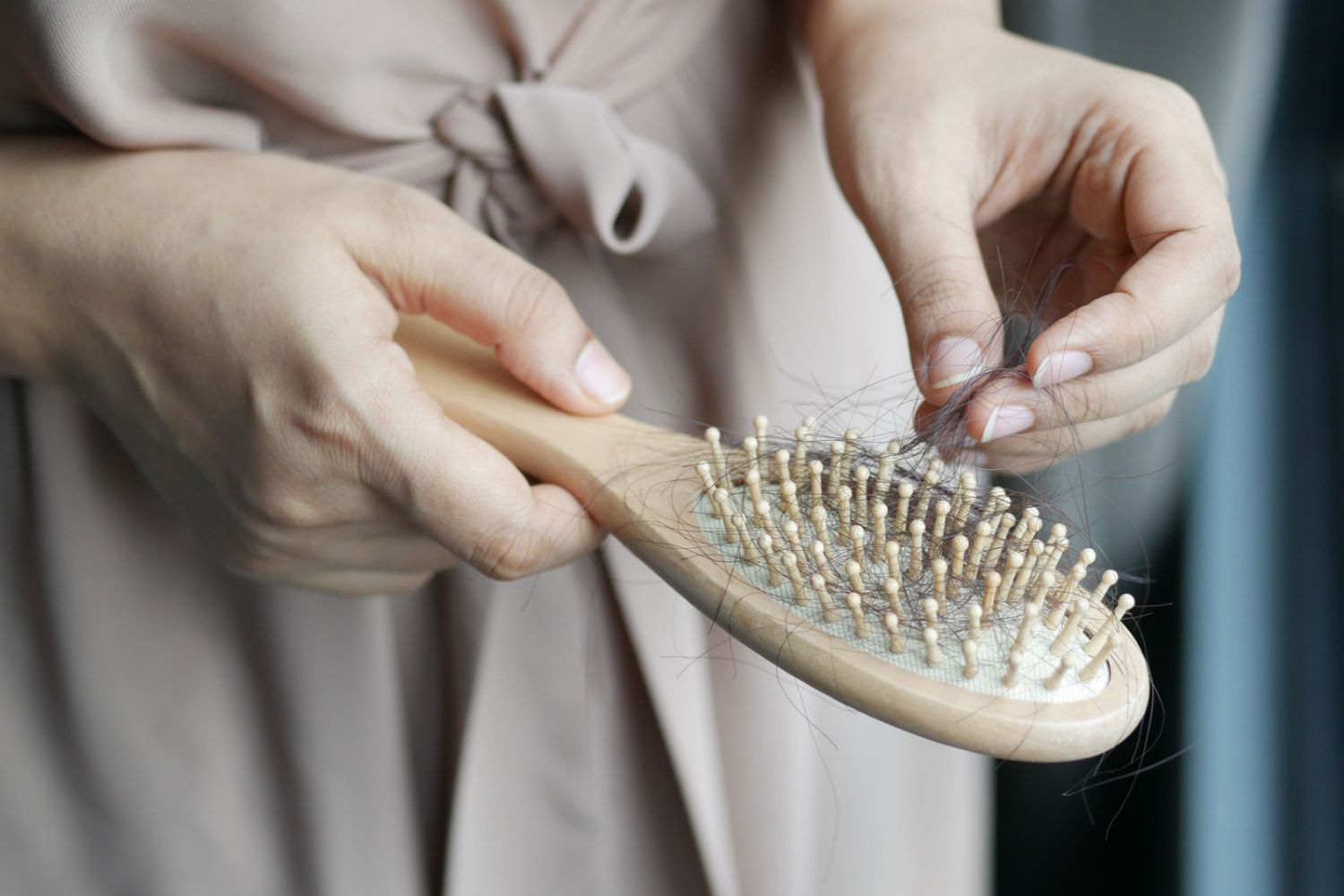 O segredo da queda de cabelo pode estar em microrganismos invisíveis que vivem na sua cabeça