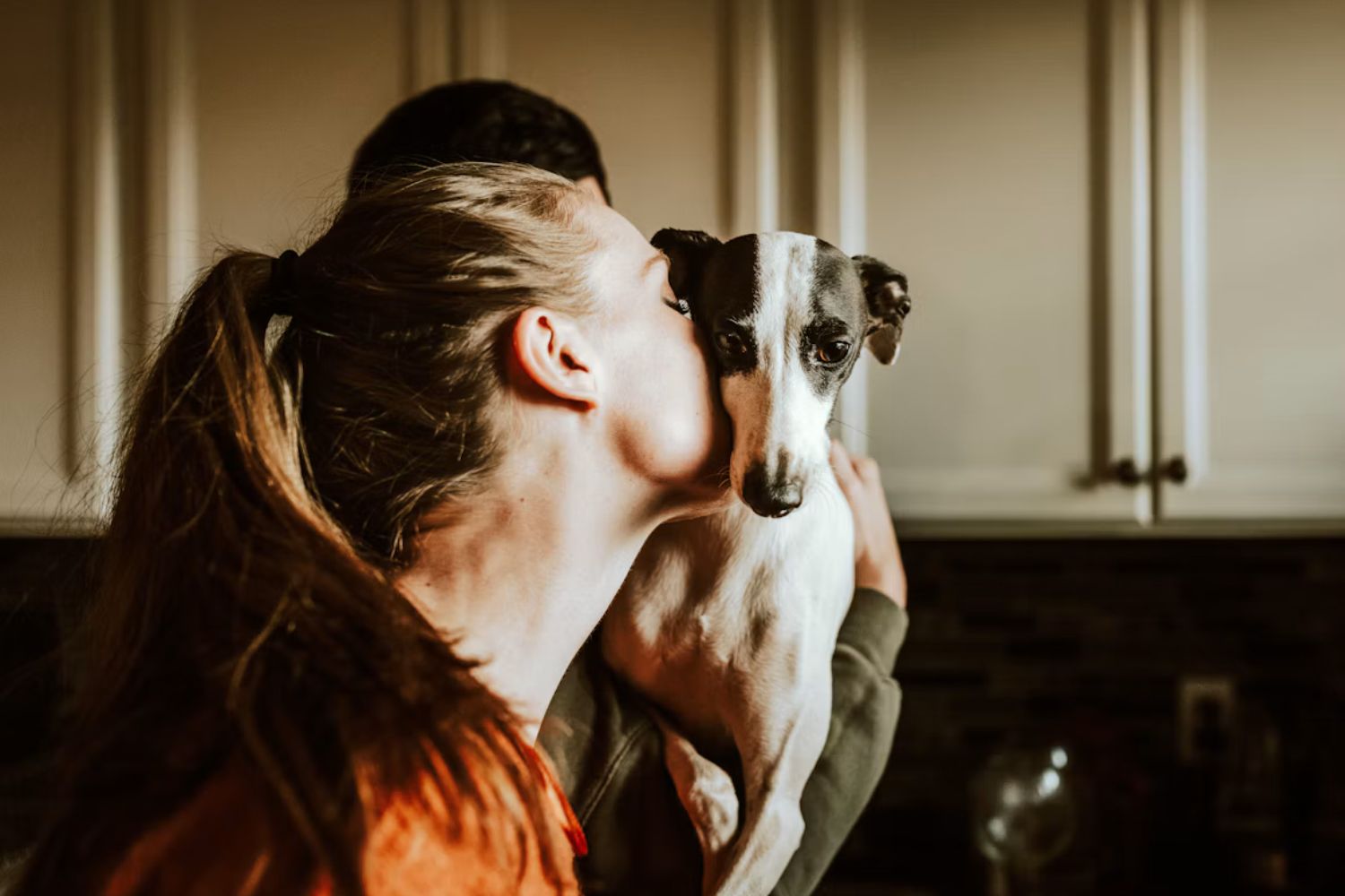 Pessoas que conversam com seus animais de estimação podem ter mais empatia, revela a ciência