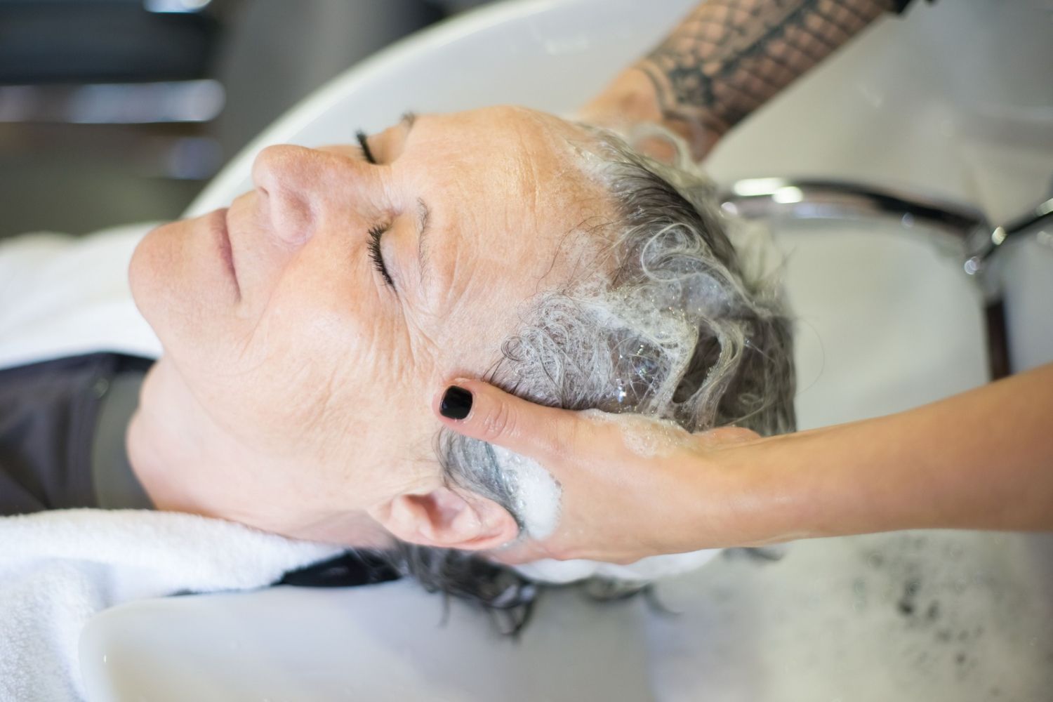 Lavar o cabelo com água quente faz mal? Ciência revela por que você deveria mudar esse hábito