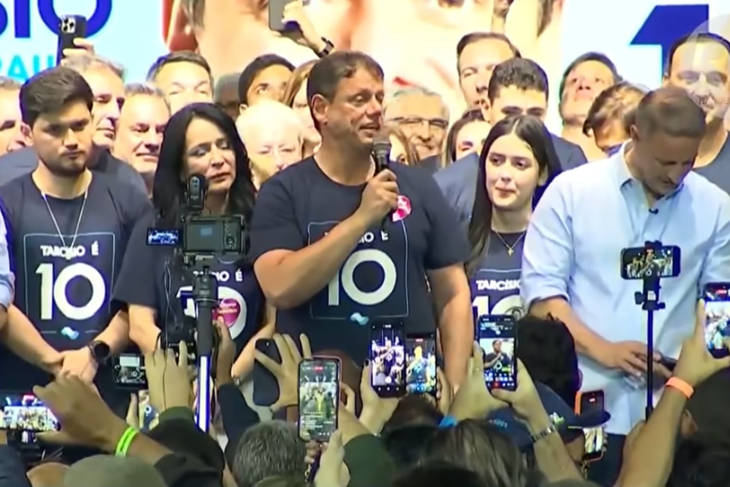 Fuga de Flávio Bolsonaro abre disputa na direita e coloca Tarcísio no centro das articulações para 2030