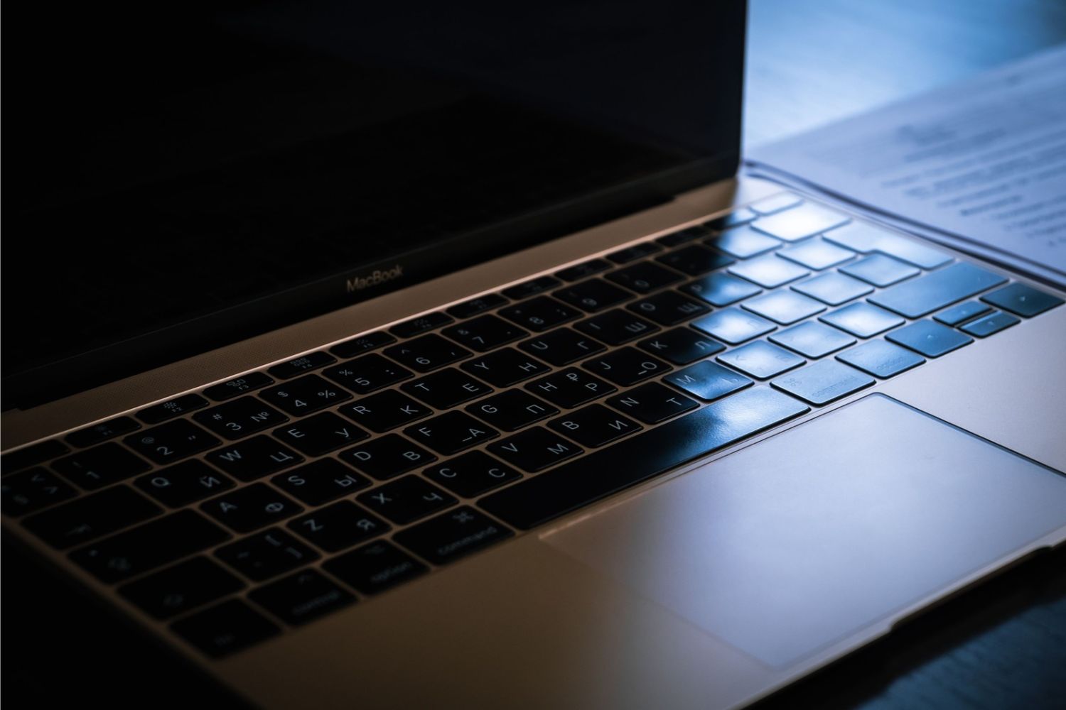 Apple lança novos Macs com inteligência artificial e desempenho até 18 vezes maior