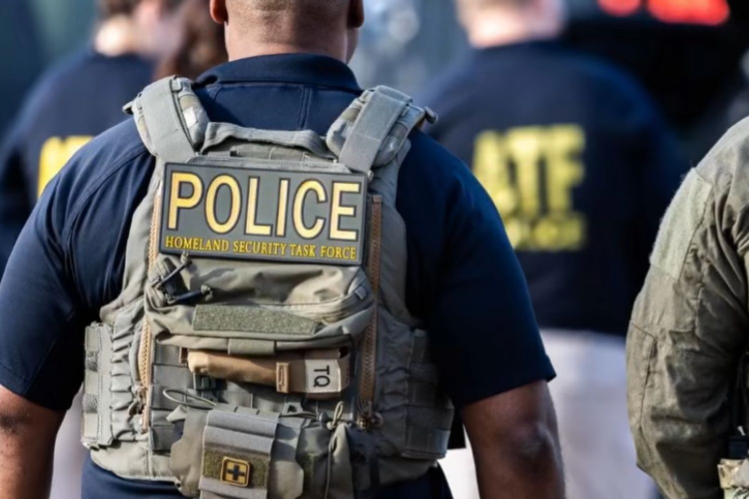 Brasileiro votou nos EUA, vestiu uniforme do ICE e acabou preso: entenda o caso
