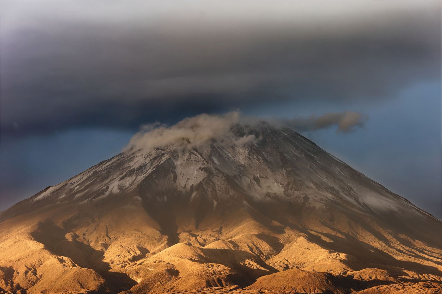 Vulcão adormecido há quase 500 anos desperta e NASA registra imagens impressionantes