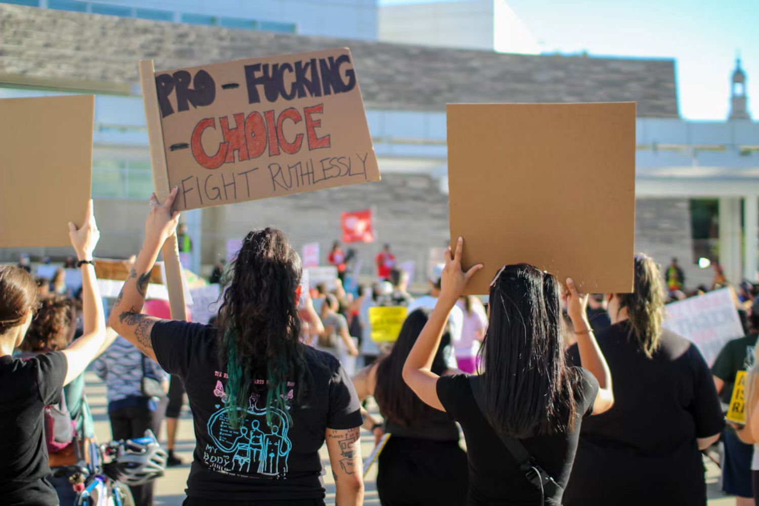 Movimento contra o voto feminino cresce nas redes e reacende debate sobre um direito conquistado há quase 100 anos
