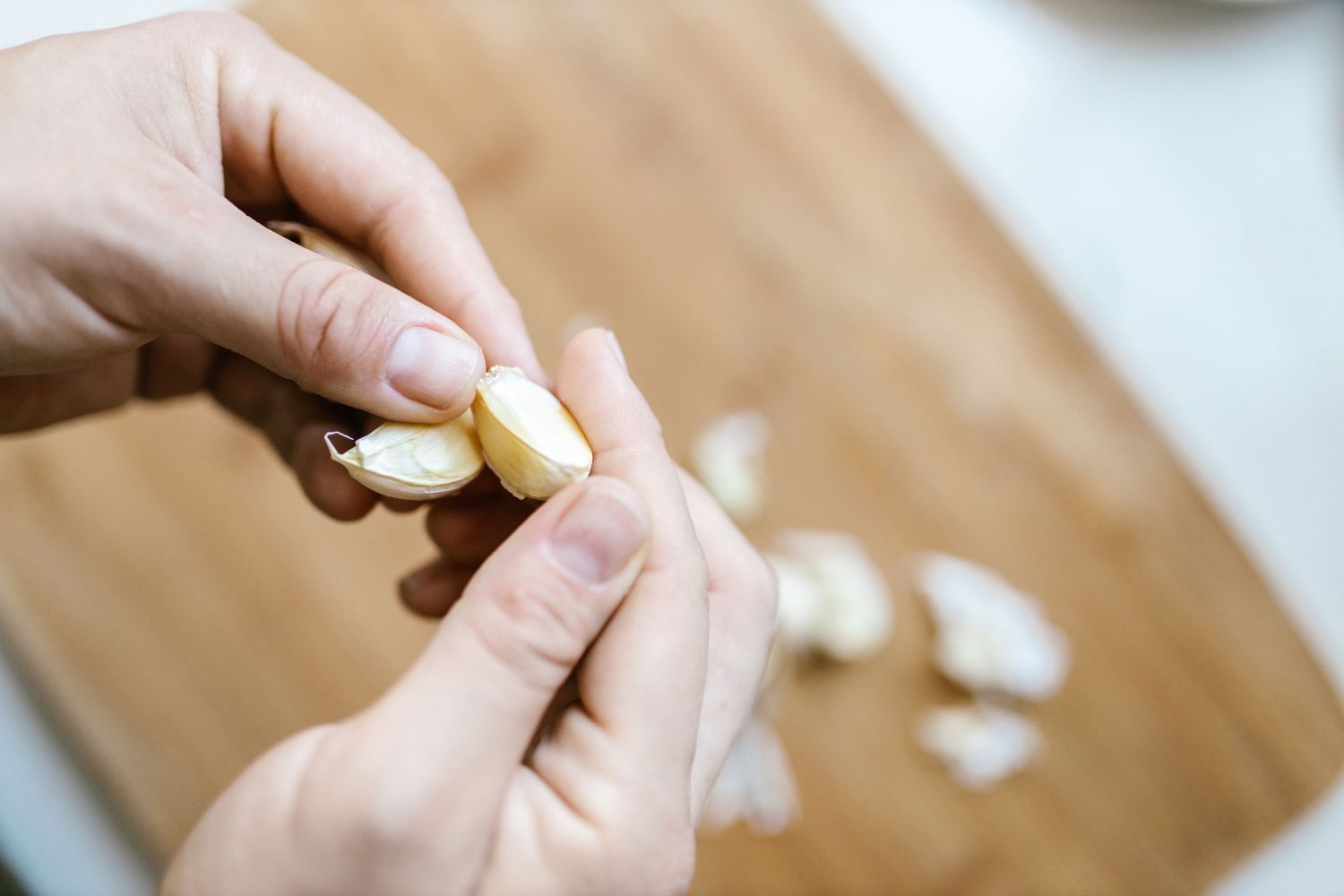Comer alho cru em jejum faz bem? A ciência revela o que realmente acontece no organismo