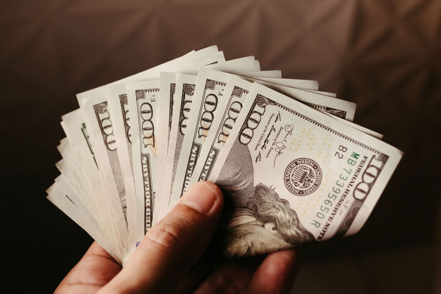 O dólar despencou abaixo de R$ 5 depois da eleição e há uma explicação para a reação do mercado