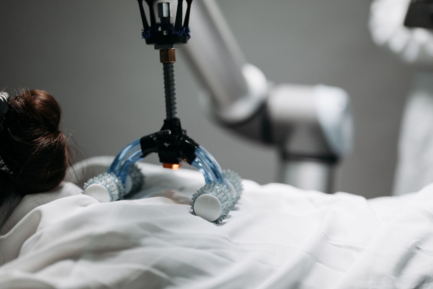 Robô consegue costurar um grão de milho e revela uma tecnologia que pode transformar a medicina