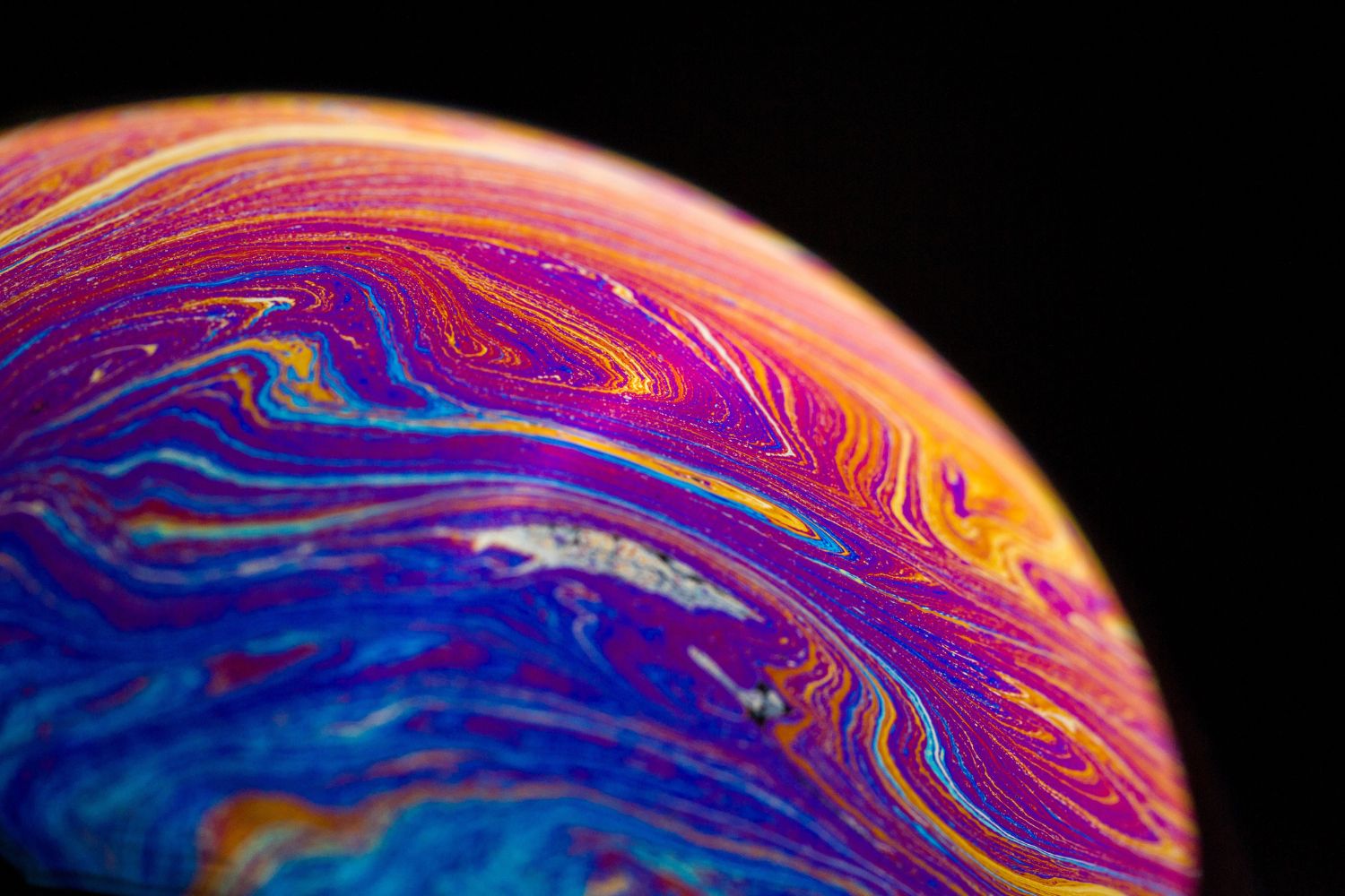 Astrônomos descobrem planeta com menos de 1 milhão de anos que desafia as teorias sobre o Universo